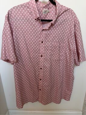 Faherty Short-Sleeve Button-Down in Dusty Pink with White Geo Print